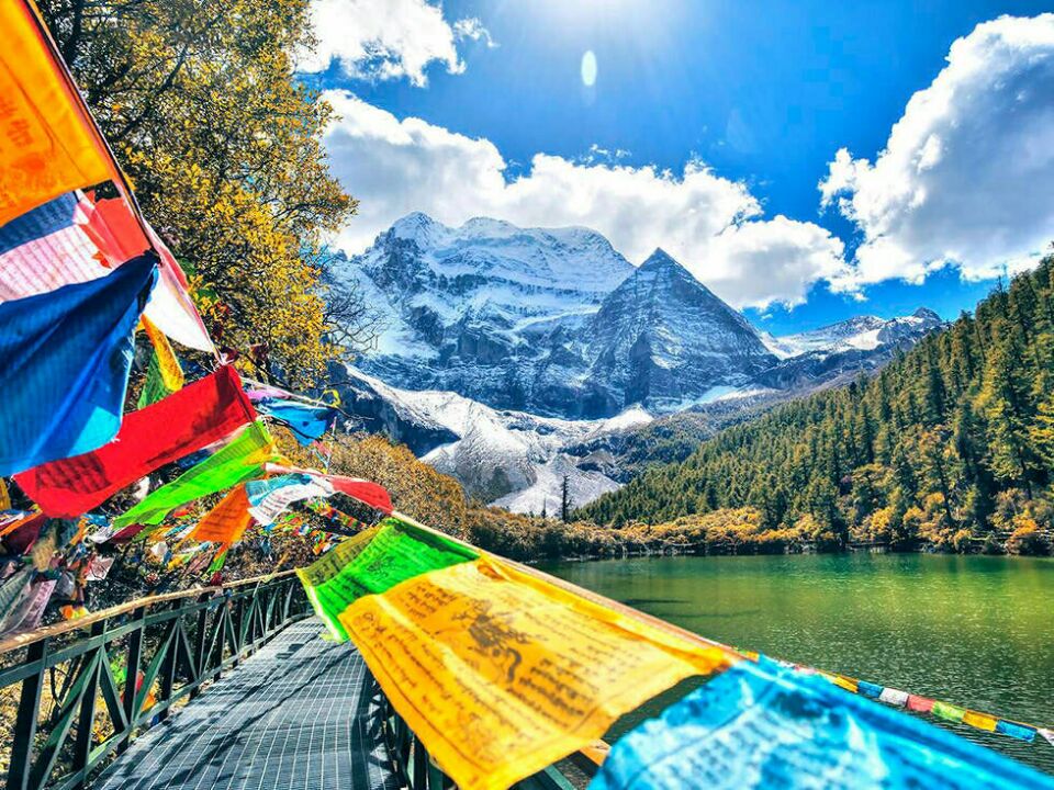 成都租車去海螺溝和稻城亞丁，一路風(fēng)景美不勝收