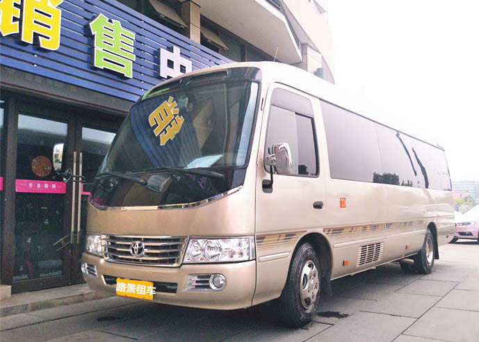 成都租15座中巴車帶司機多少錢一天