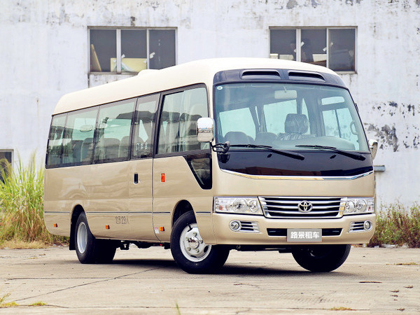 在成都17座考斯特租一天多少錢