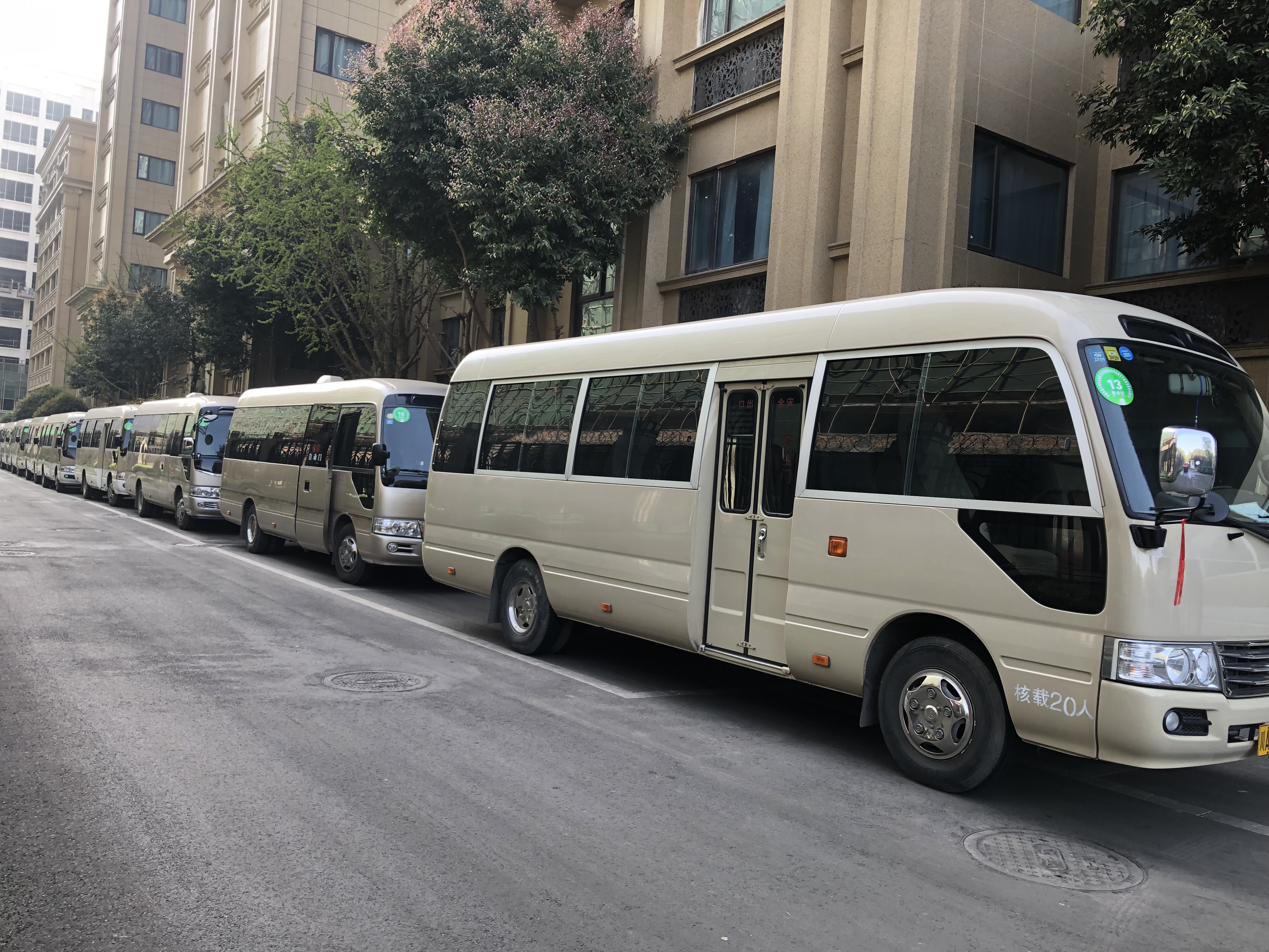 成都包車商務車帶司機市區旅游接送一天大概多少錢