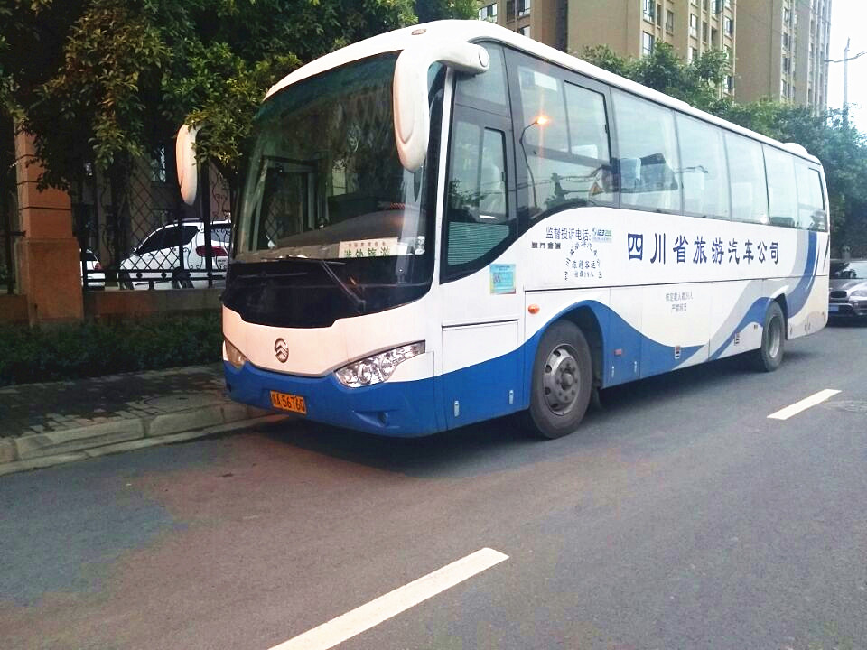 成都租大巴車50座多少錢